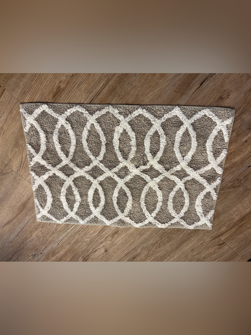 +++Tan & White Bath Mat.